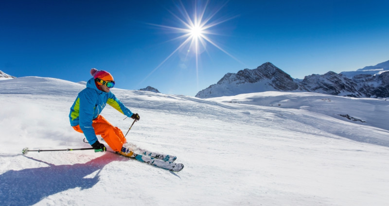 Un skieur sur une piste ensoleillée