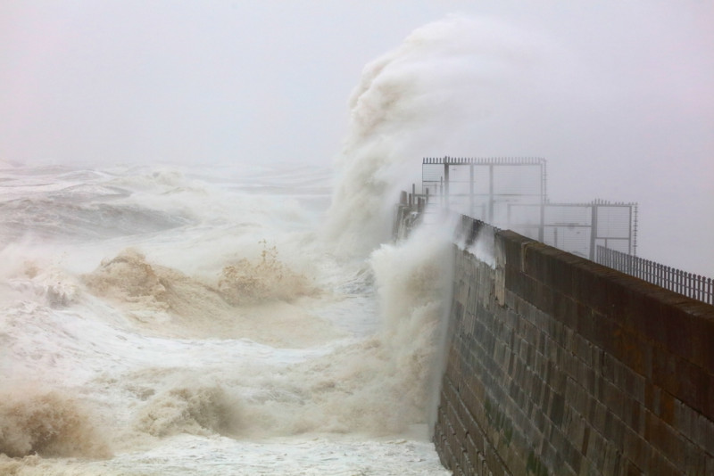Des vagues s'écrasent sur une digue4747