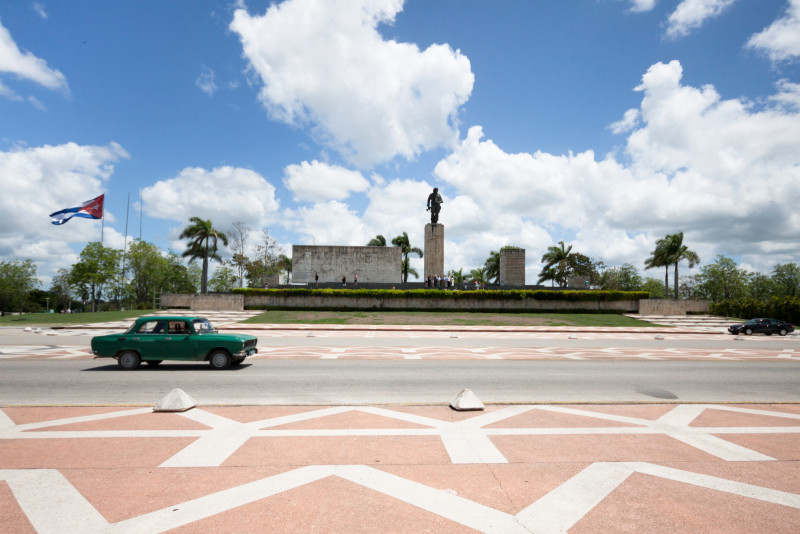 Une voiture roule devant un monument à Cuba