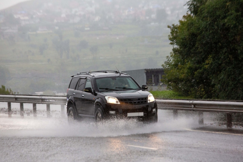 Une voiture sur une route mouillée