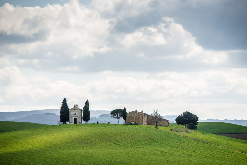 Campagne sous un ciel nuageux