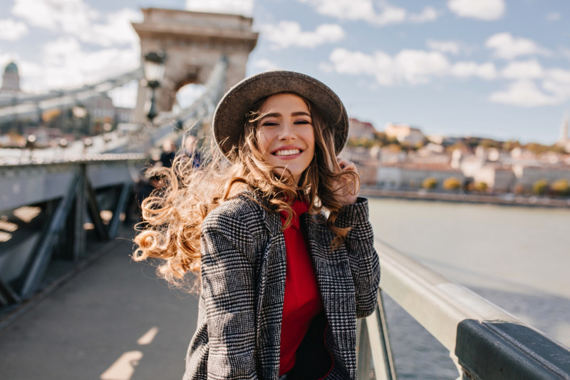 Une femme sur un pont à Paris