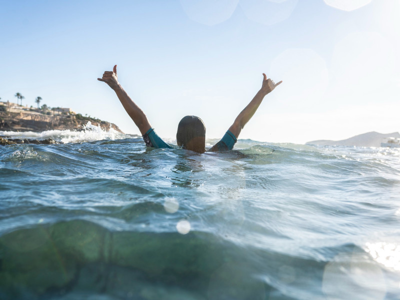 Une femme se baigne dans la mer