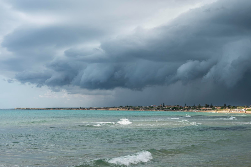 Mer agitée avec ciel de pluie et de tempête