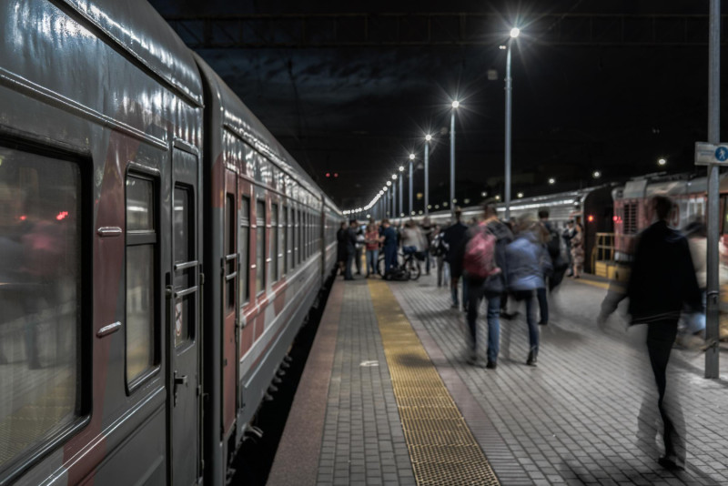 Le quai d'une gare avec un train de nuit