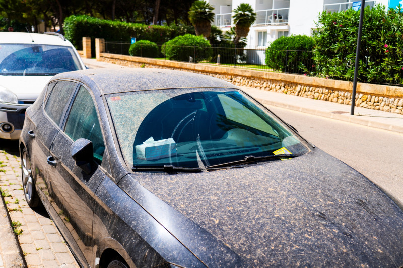Voiture couverte du sable du Sahara