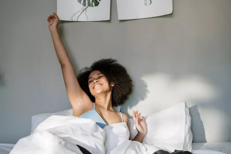 femme en train de se réveiller