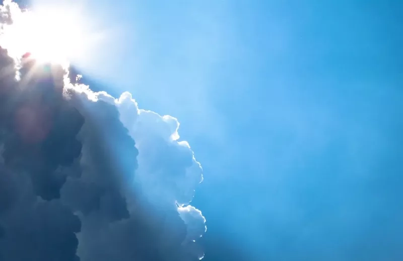 Ciel bleu avec soleil
