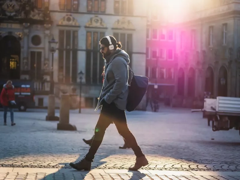 Un homme marche en hiver