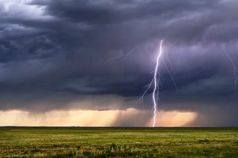 Orage au-dessus d'une plaine