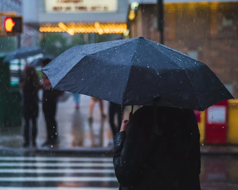 Une femme tient un parapluie
