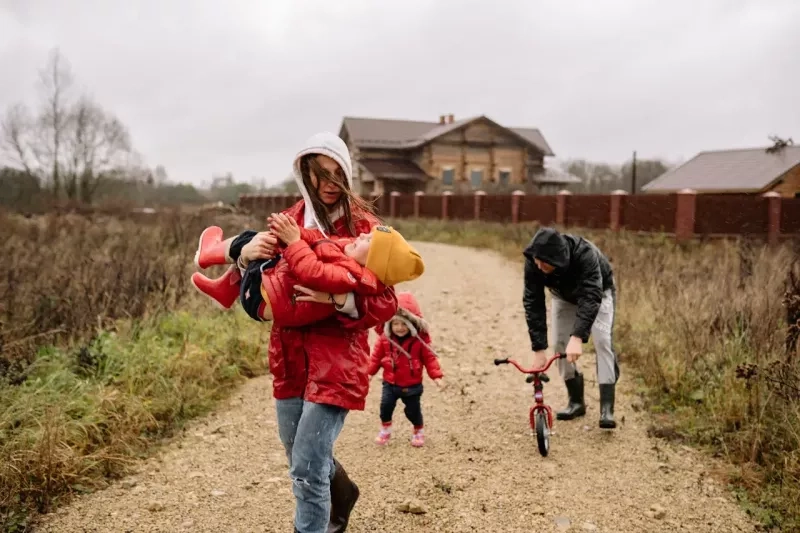 une famille qui s'amuse sous la pluie