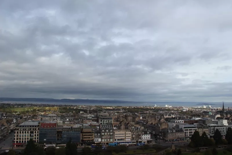Ville avec ciel nuageux