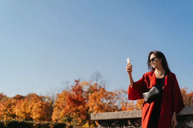 Femme qui voyage en automne