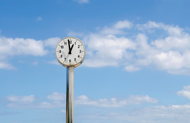 Horloge sur fond de ciel bleu