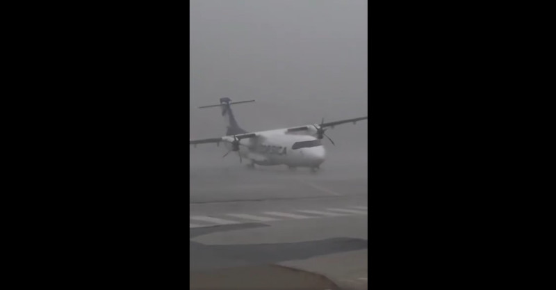 Avion soulevé par le vent