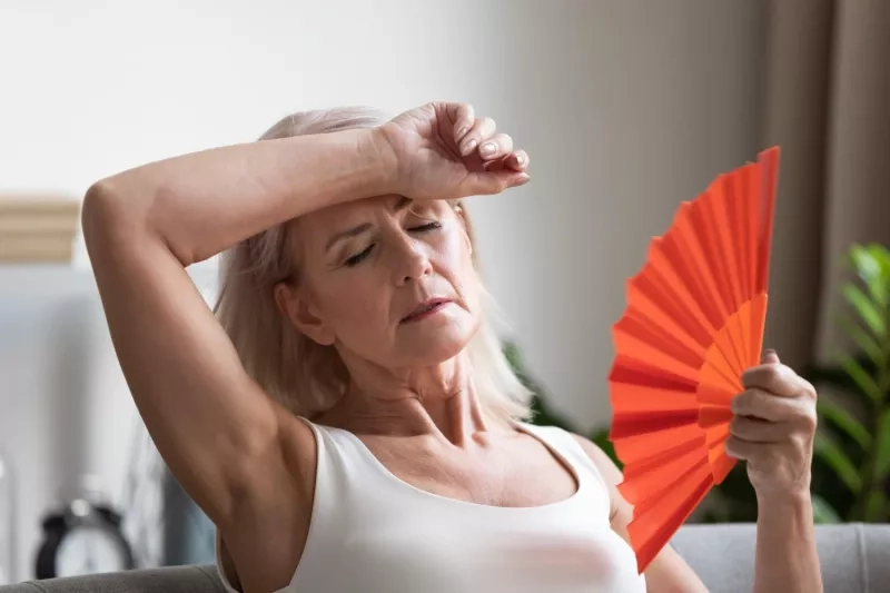 Une femme âgée semble avoir chaud