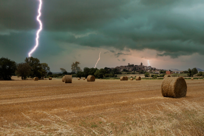 Un orage au-dessus d'une campagne