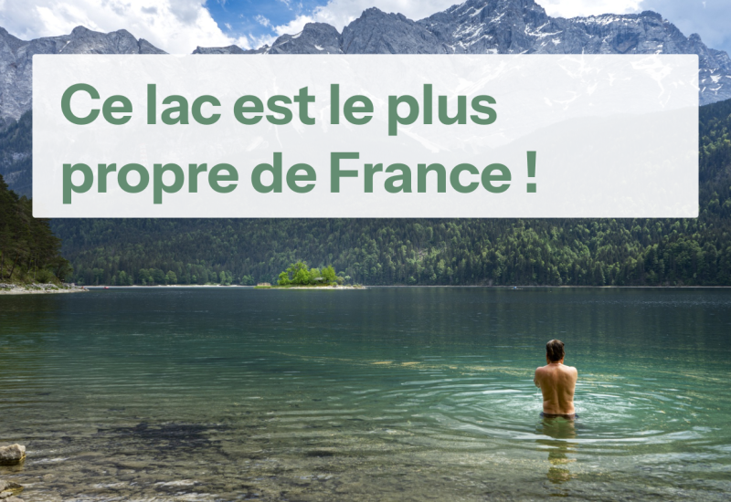 Un homme se baigne dans un lac