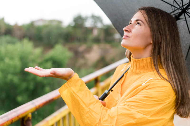 Femme avec un imperméable