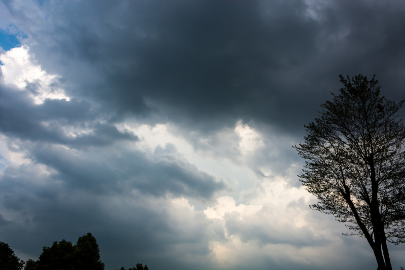 Nuages de pluie gris