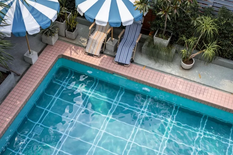 Une piscine privée avec des transats