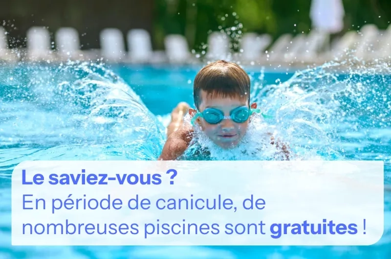 Une garçon s'amuse dans une piscine