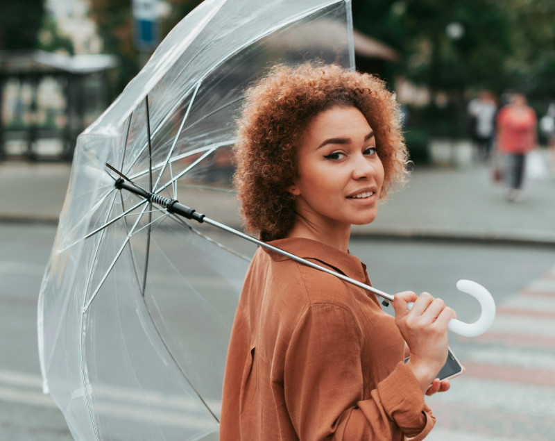 Femme avec un parapluie