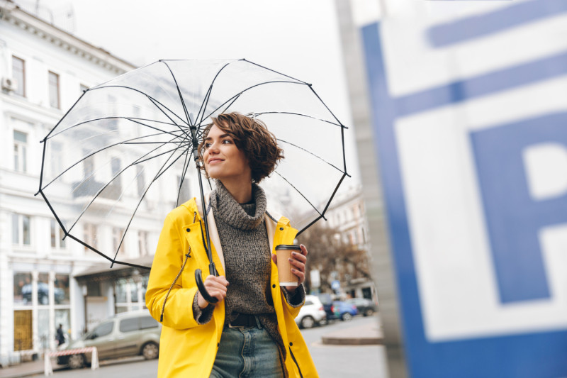 Femme avec un parapluie