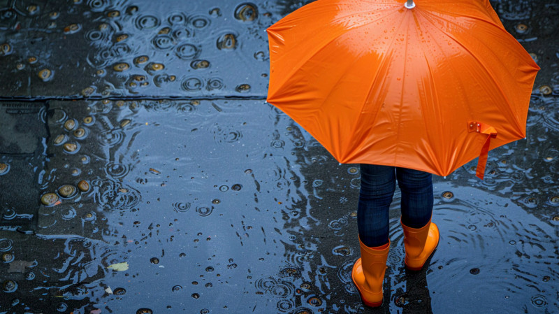 Une petite fille sous la pluie