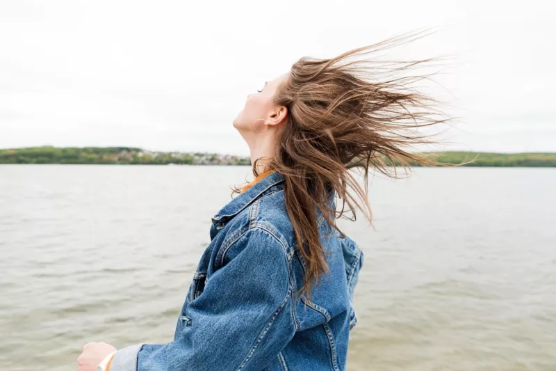 Femme en plein vent