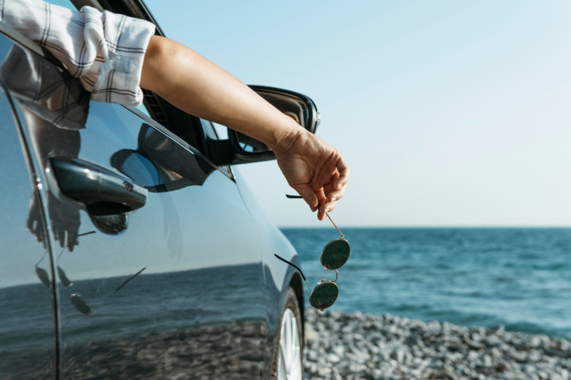 Un homme dans sa voiture