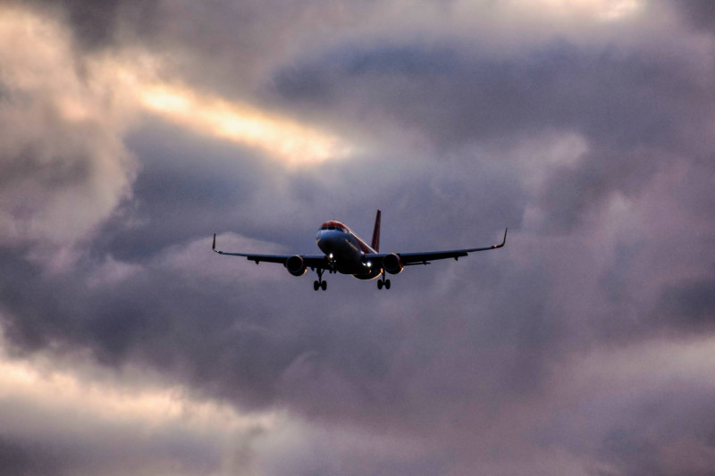Un avion dans le ciel