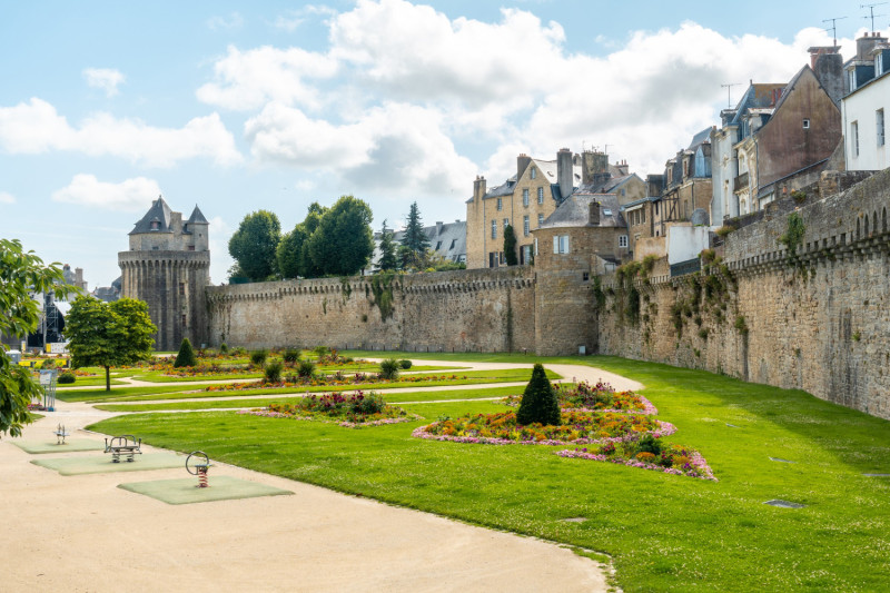 Un château en pierres médiéval