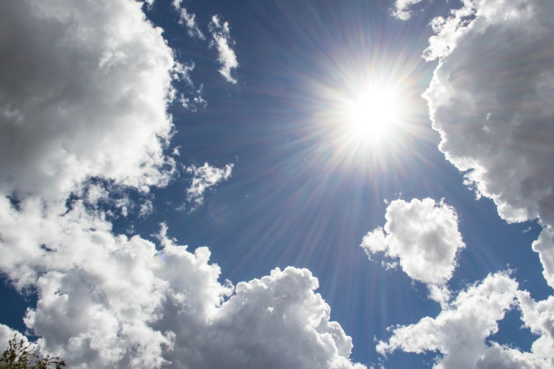 Ciel bleu, soleil et quelques nuages