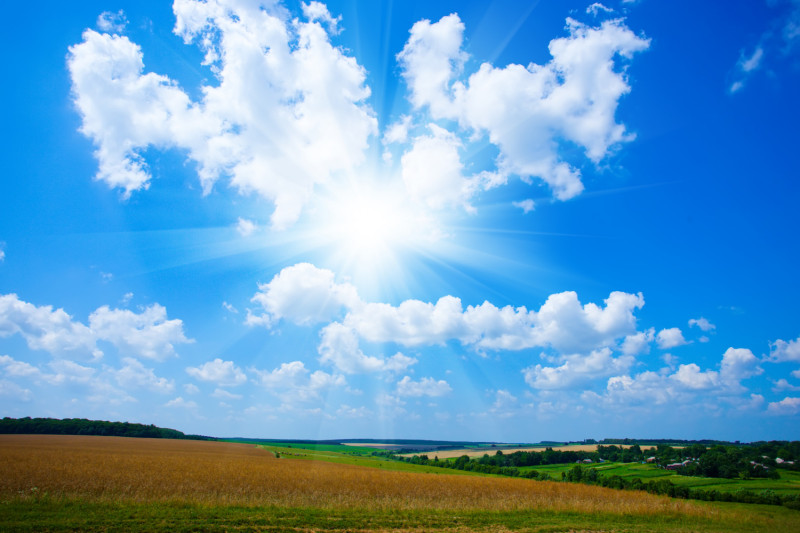 Ciel bleu au-dessus d'une campagne