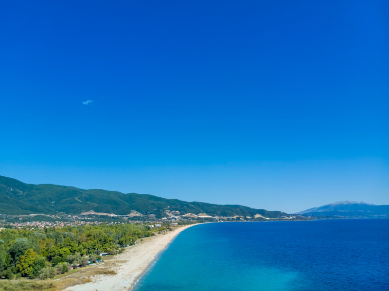 Une plage avec un grand ciel bleu