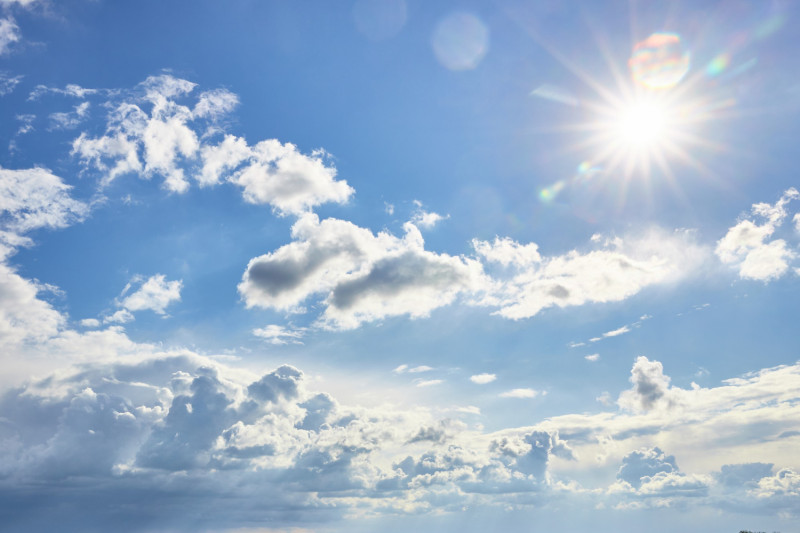 Ciel avec soleil et quelques nuages
