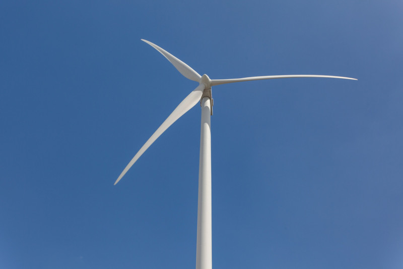Eolienne et ciel bleu