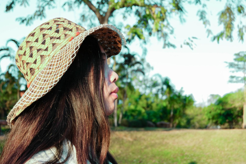 Une femme avec un chapeau