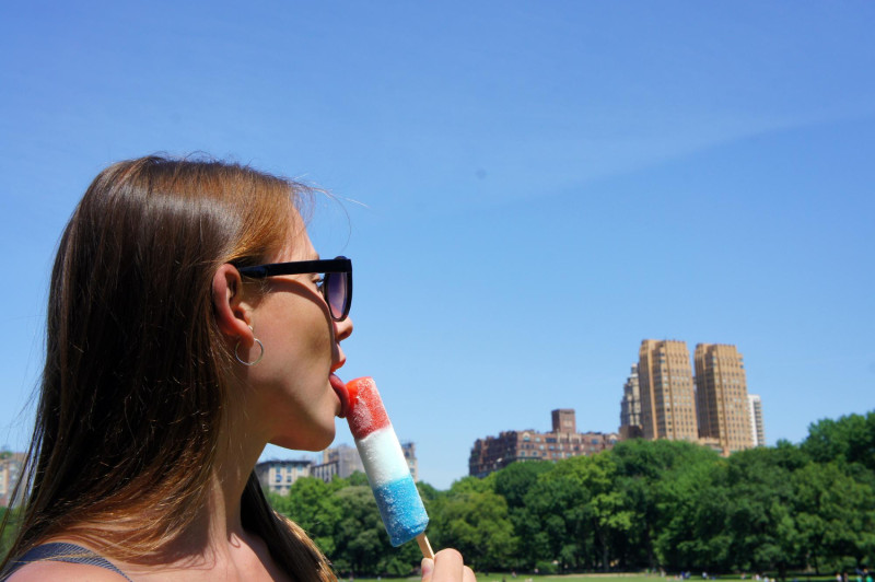 Femme qui mange une glace à l'eau