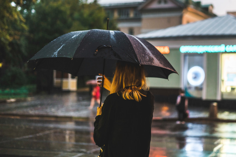 Femme tenant un parapluie