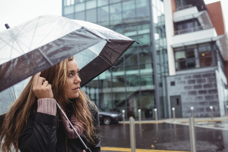 Femme tenant un parapluie
