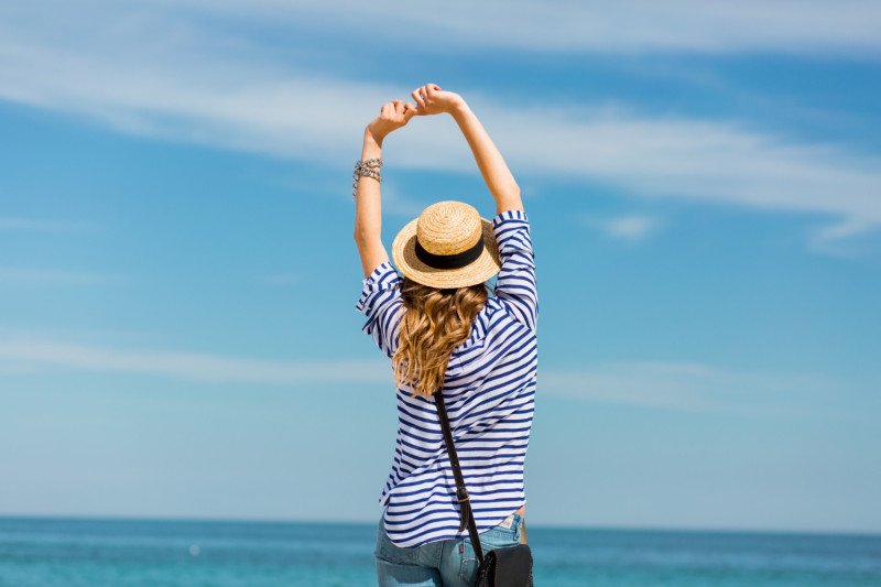 Une femme s'étire sous le soleil
