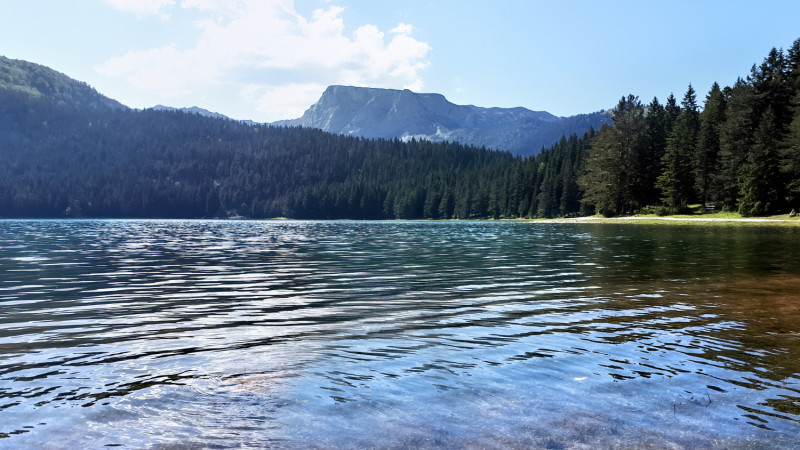 Beau lac près des montagnes