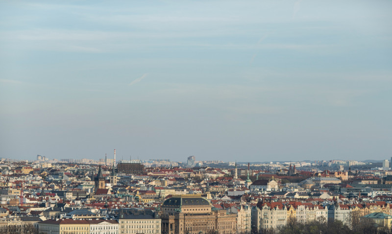 Ville surplombée par un ciel gris