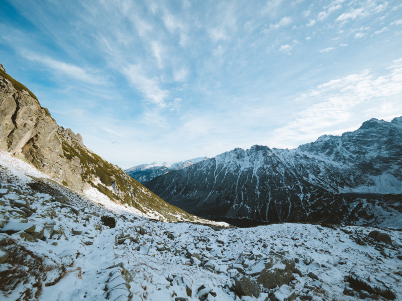 Montagne légèrement enneigée