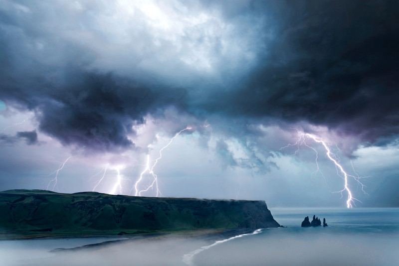 Des éclairs au-dessus d'une falaise