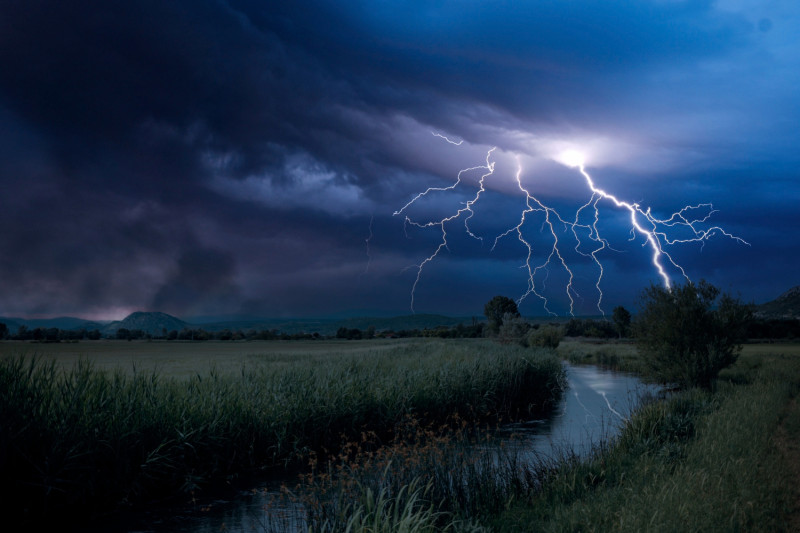 Orage au-dessus d'une campagne