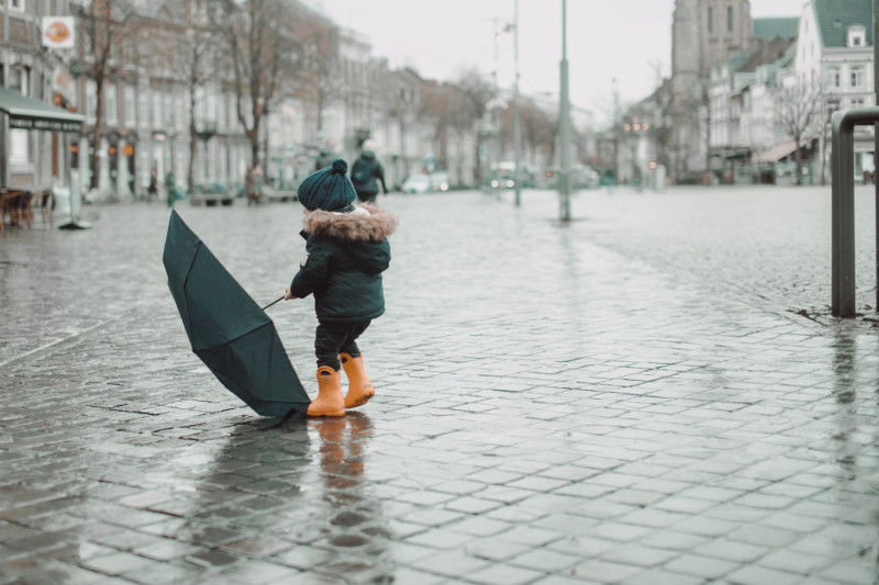 Une enfant avec un parapluie